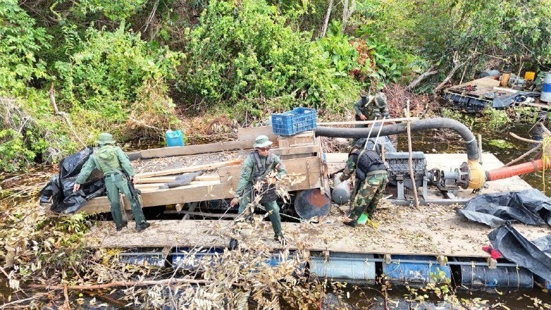 FANB destruye dos balsas mineras que contaminaban el ambiente en Macagua