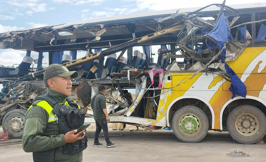 Choque de autobuses deja 37 muertos en Bolivia, entre ellos ocho menores