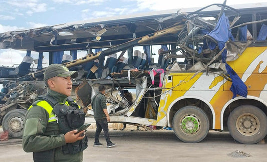 Choque de autobuses deja 37 muertos en Bolivia, entre ellos ocho menores