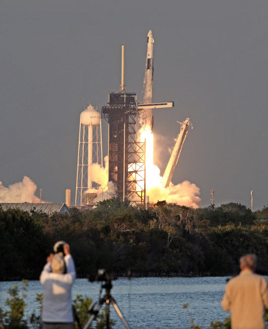 Cohete despega hacia la EEI para rescatar a astronautas varados