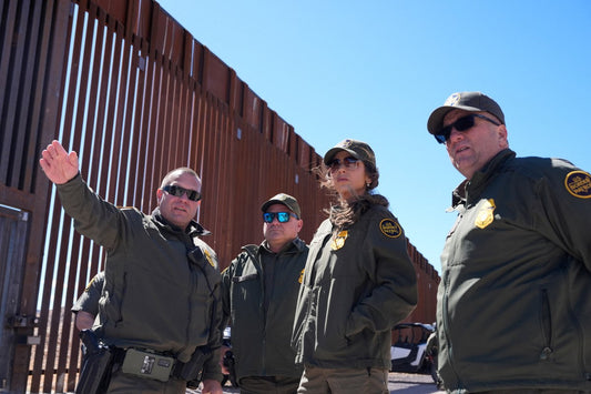 La secretaria de Seguridad Nacional de EE. UU., Kristi Noem (2D), escucha durante un recorrido por el muro fronterizo de Nogales en el puerto de entrada de Mariposa en Nogales, Arizona, el 15 de marzo de 2025. 