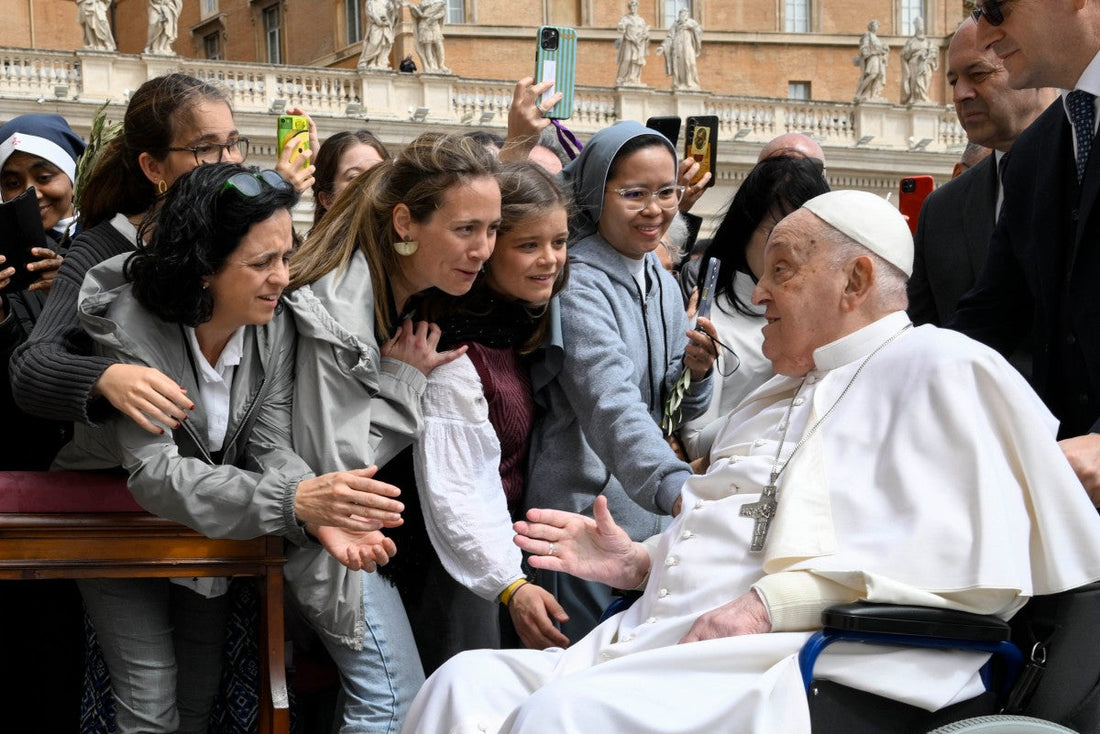 El papa Francisco se da un baño de multitudes improvisado en la plaza de San Pedro