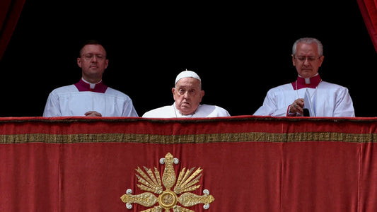 El Papa Francisco aparece en la Plaza de San Pedro para dar la bendición "Urbi et Orbi"