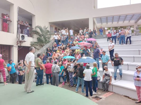 Jubilados de la alcaldía de Caroní protestaron  21 meses que no reciben; el beneficio del cestaticket;